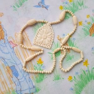 🌙Vtg Carved Bone Floral Necklace